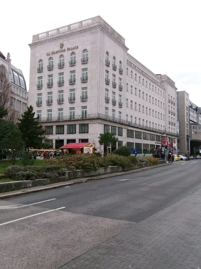 Az Al Habtoor Palace világos kőből épült sarokháza az Erzsébet téren, tetején a szálloda nevével