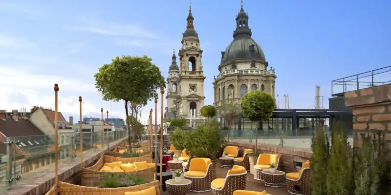 Az Aria Hotel tetőterasza, háttérben a Szent István-bazilika kupolája