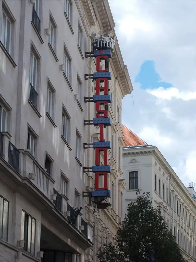 Függőleges piros CASINO neonfelirat a Dorottya utcában