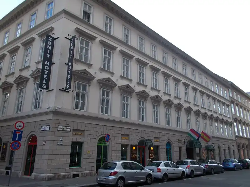 Az egykori Kardetter-ház sarokhomlokzata az Apáczai Csere János utcában, itt működik a Zenit Budapest Palace