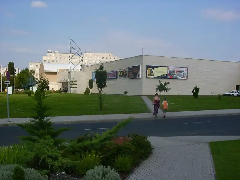 A Győr Pláza épülete a Vasvári Pál utcában, ma itt működik a Casino Win Győr (nagyjából 2004-es felvétel)