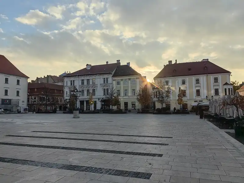A győri Széchenyi tér, a barokk belváros főtere naplementekor