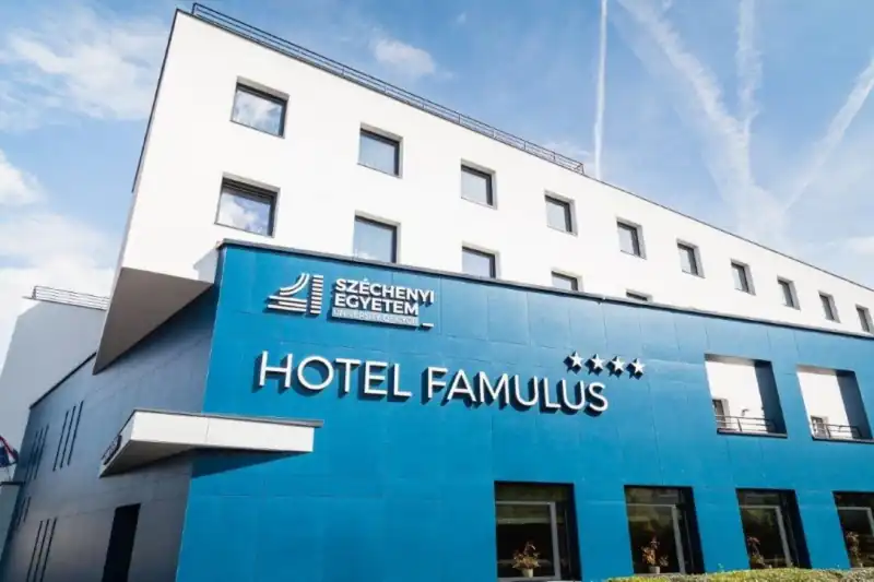 A Hotel Famulus kék homlokzata a felirattal