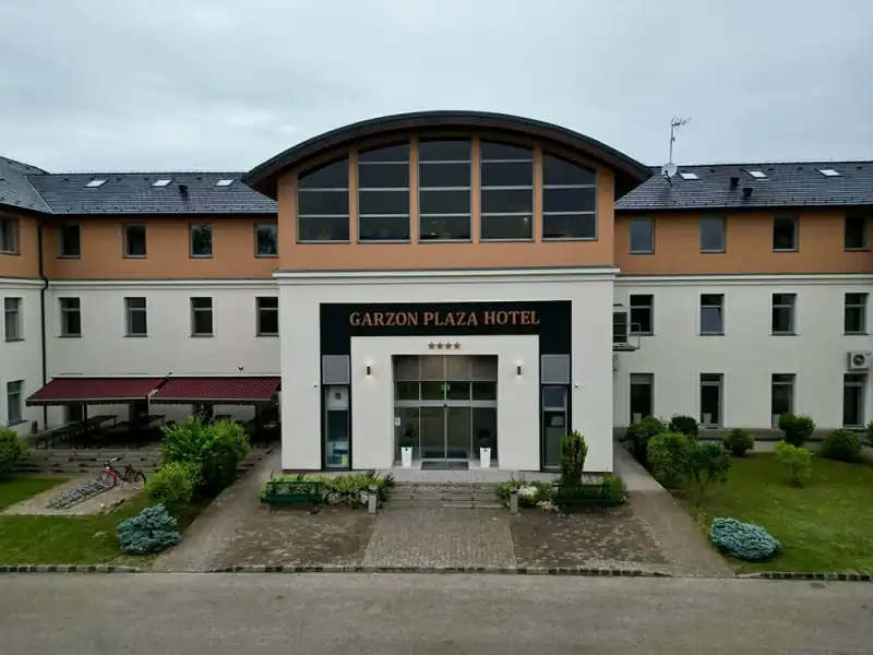A Garzon Plaza Hotel főbejárata és homlokzata