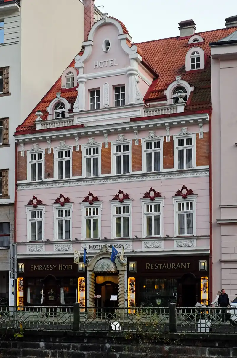 A Hotel Embassy rózsaszín homlokzata a Nová loukán, Karlovy Varyban