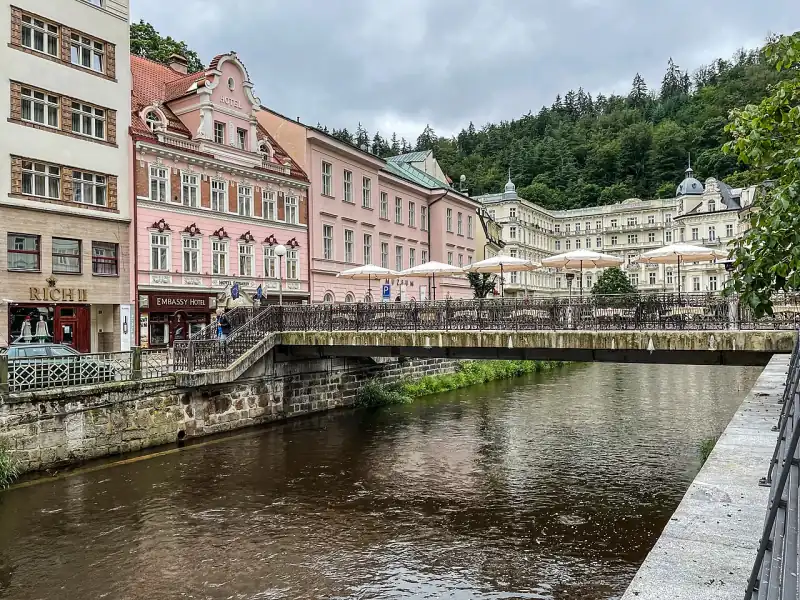 A Hotel Embassy és hídterasza a Teplá fölött, a háttérben a Grandhotel Pupp
