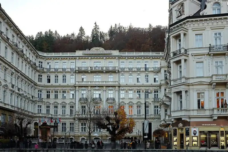 A Grandhotel Pupp neobarokk homlokzata a Karlovy Vary-i Mírové náměstín