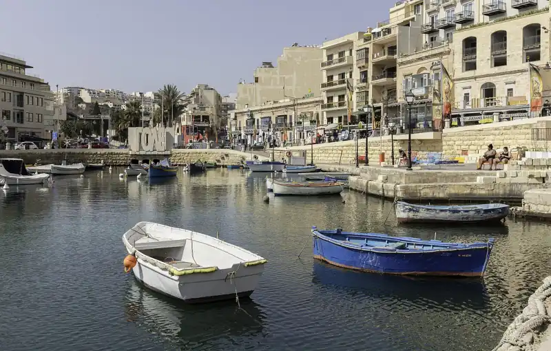 Halászcsónakok a St. Julian's-i Spinola-öbölben, mögöttük a parti sétány