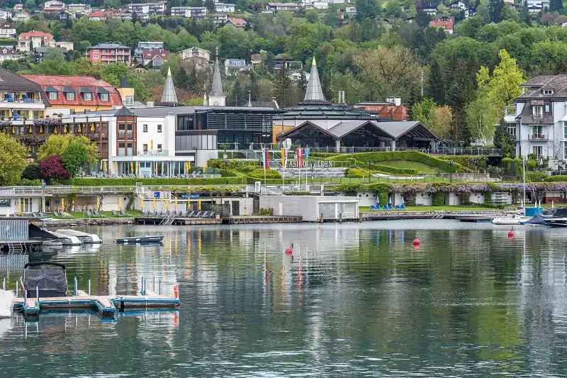 A Casino Velden a Wörthi-tó felől nézve