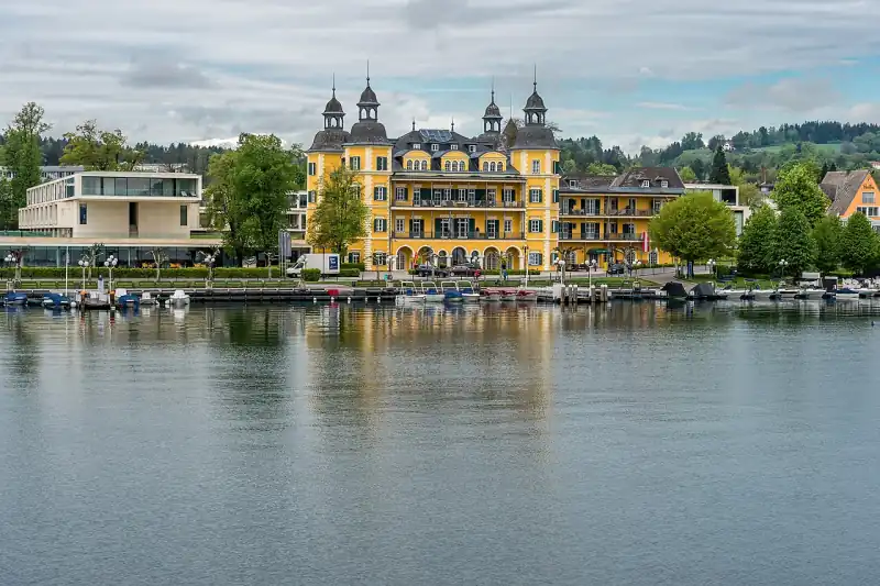 A sárga veldeni kastély saroktornyaival a Wörthi-tó felől