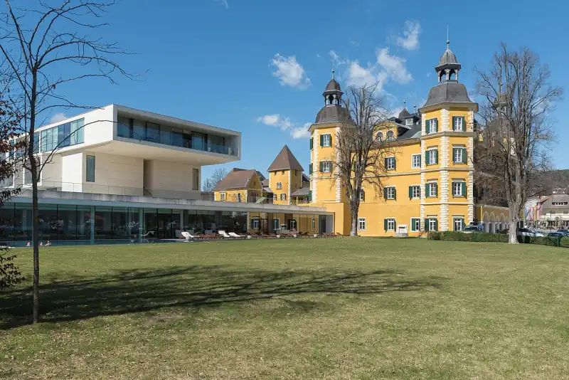 A Schlosshotel Velden és modern spaszárnya a kastélypark felől