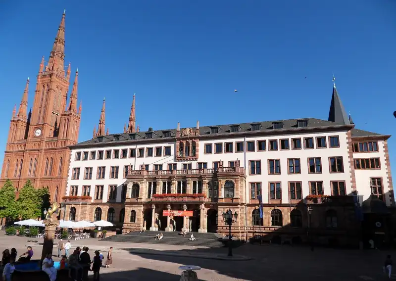 A wiesbadeni Schlossplatz az Új Városházával és a vörös téglás Marktkirchével