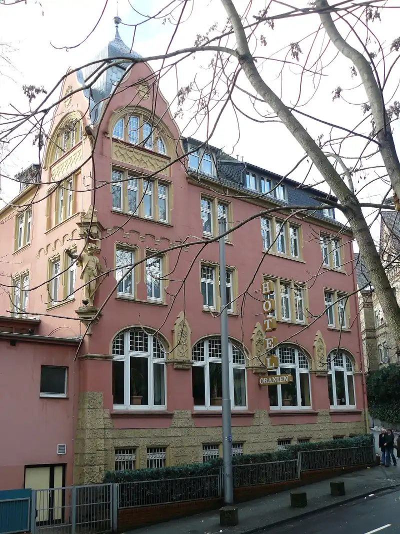 A Hotel Oranien vörös, historizáló homlokzata a wiesbadeni Platter Straßén