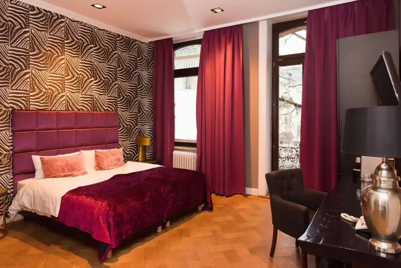Mintás tapétájú szoba a Hotel Klemmben