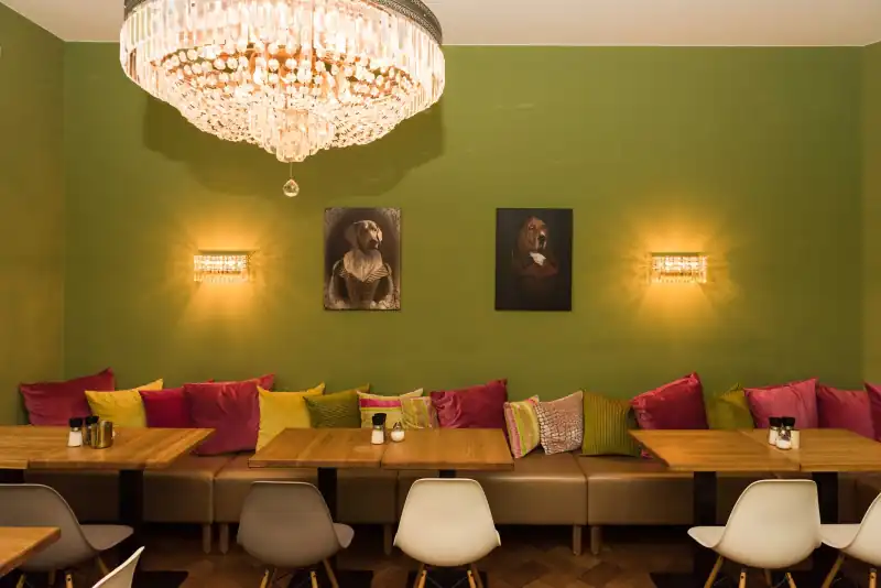 A Hotel Klemm reggelizőterme csillárral